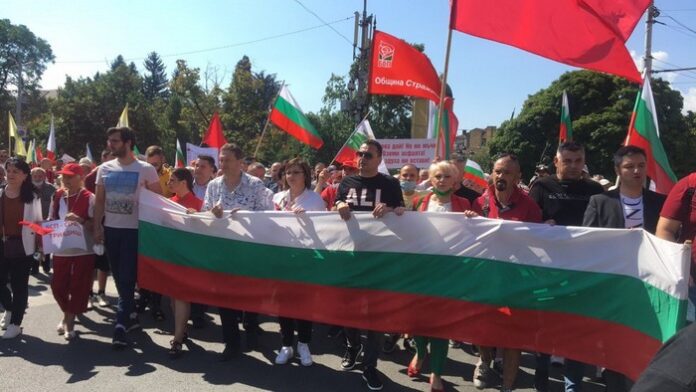 Протестът на софийската Бузлуджа: “Оставка” и “10 шкафчета стигат!”