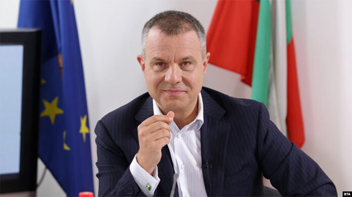 Журналисти и артисти поискаха оставката на Емил Кошлуков като директор на БНТ