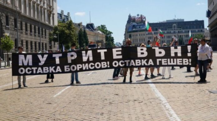13-и ден на протести: Недоволстващи отново блокираха движението пред НС