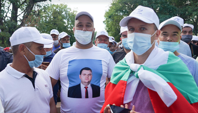 Битката за "Росенец": Граждани "масово плажуват", други бранят имота на Доган
