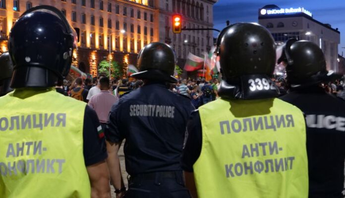 Двама полицаи пострадаха при протестите в столицата