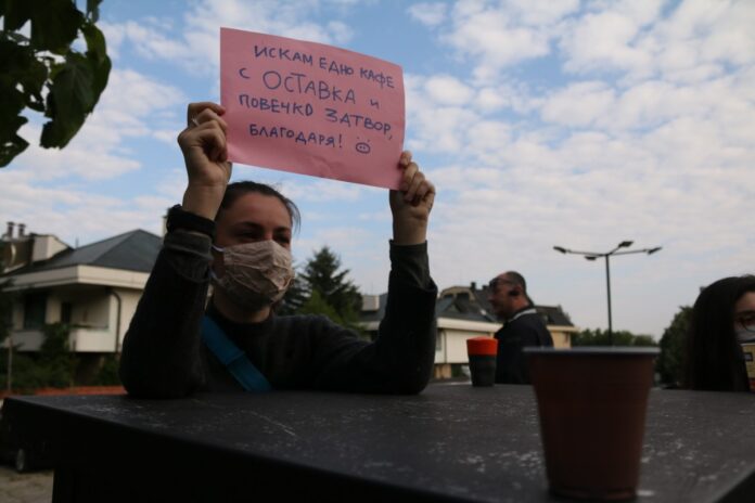 "На кафе с Пеевски" събра отново протестиращи