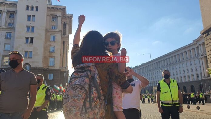 6-часов протест под прозорците на властта в искане на оставка
