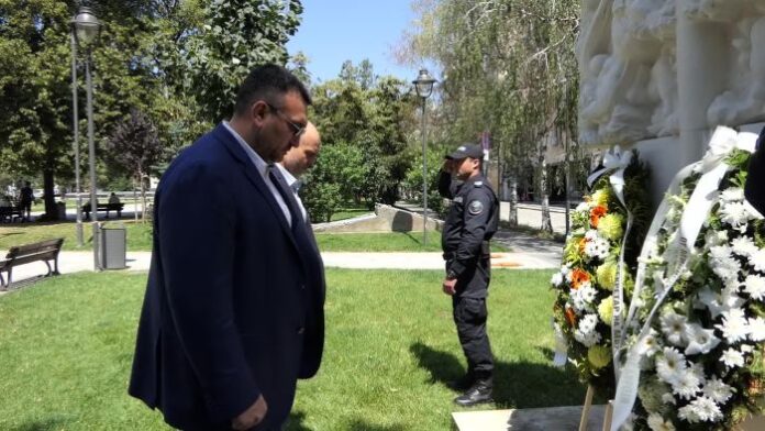 Министър и главен секретар се поклониха пред паметта на загиналите служители на МВР