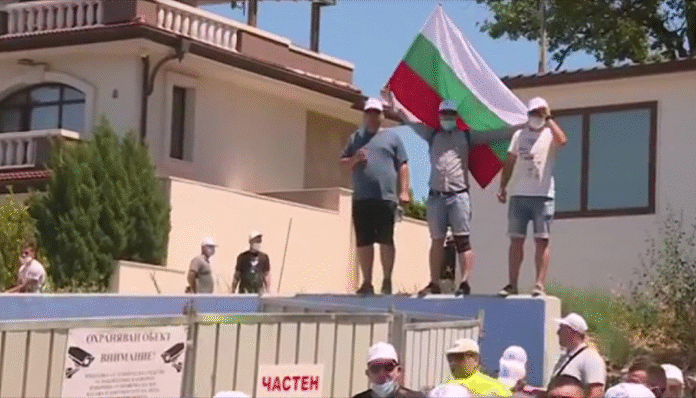 Протестиращите стигнаха до плаж „Росенец“