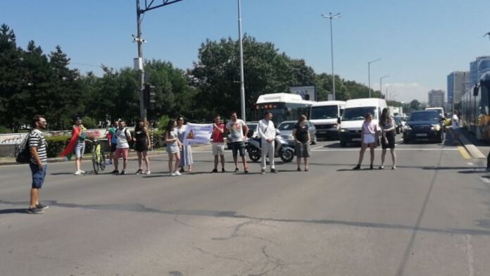 Протестиращи блокираха ключово кръстовище в София