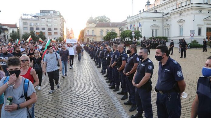 Сблъсъци и арести при протестите в центъра на София