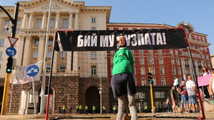 Осми ден продължава протестът в триъгълника на властта