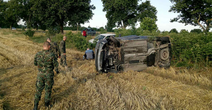 Военнослужещи помогнаха на пострадали в катастрофа