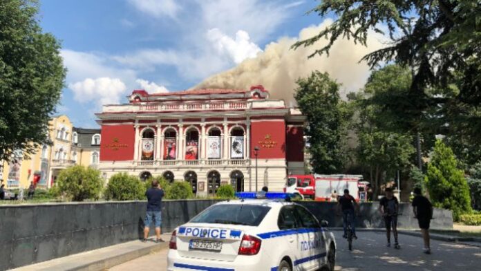 Пожар обхвана покрива на операта в Русе