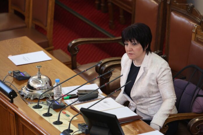 Караянчева: Чуваме призивите за оставка, ще спечелим пак и само ще сме загубили време