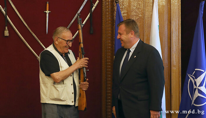 Каракачанов награди футболната легенда Димитър Пенев