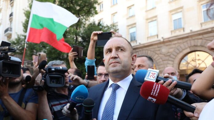 Радев оглави протеста в своя защита с "Мутри, вън!"