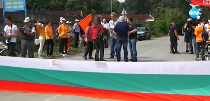 Жителите на 7 села протестират заради лош път