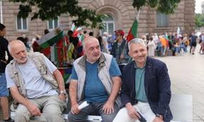 Отровното трио заключи, че Борисов вече спокойно може да хвърля оставка