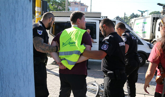 23-и ден на протести: Блокирани кръстовища, на Орлов мост - напрежение и арест