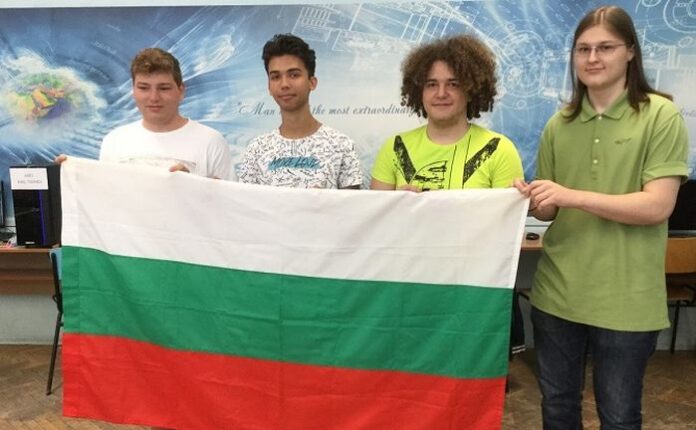 Български ученици спечелиха четири медала от олимпиада по биология