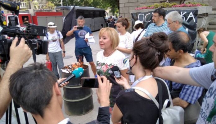 Манолова: Борисов, ЦИК и Дончев сладко спинкат за машинното гласуване