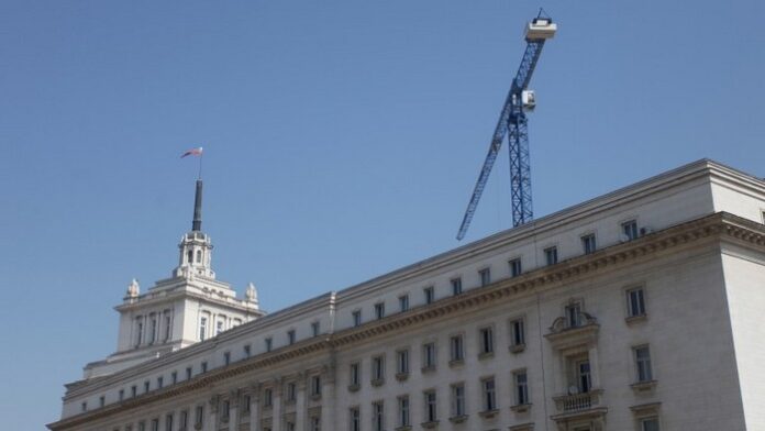 Бивши депутати оспорват в съда местенето на Народното събрание
