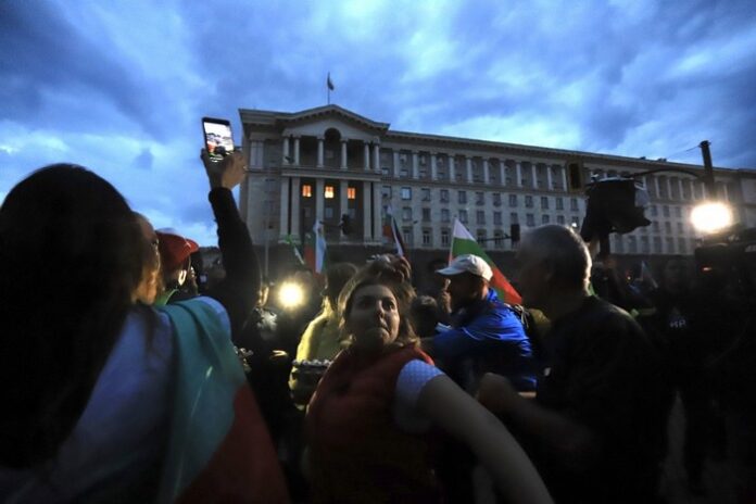 31-ви ден: Буря, яйца и домати по Министерски съвет