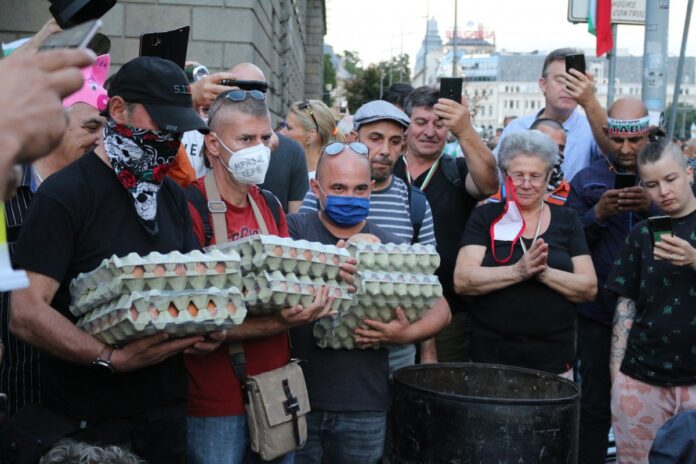 40 ден: Кола се опита да премине през протестиращите в София