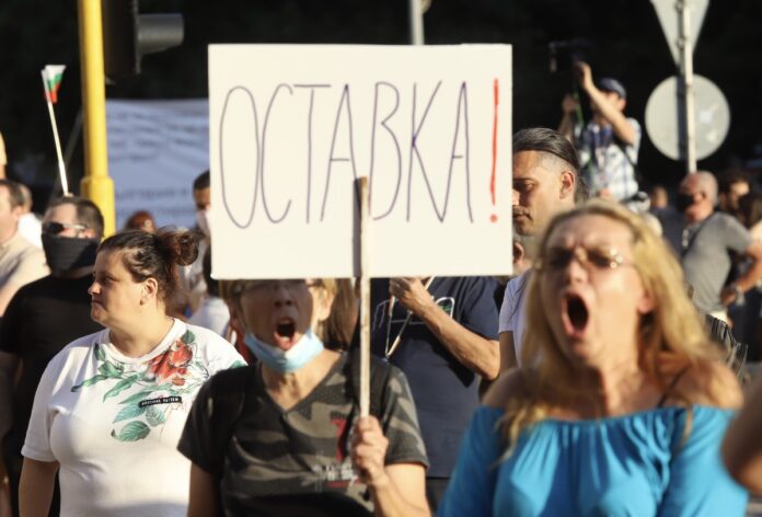 34 ден: И учените искат оставка, блокадите продължават
