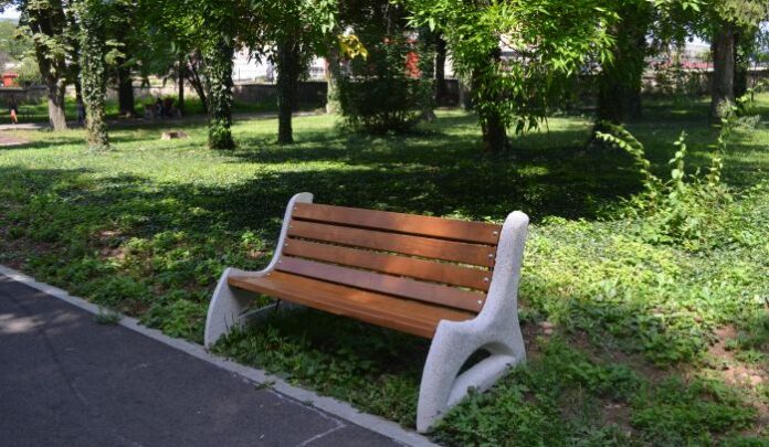 Нови пейки в градския парк на Радомир
