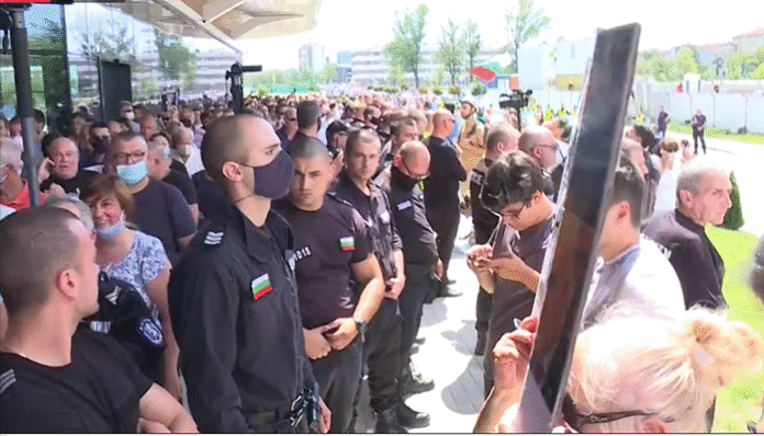 28-и ден на протести, блокирани пътища и напрежение след форума на ГЕРБ