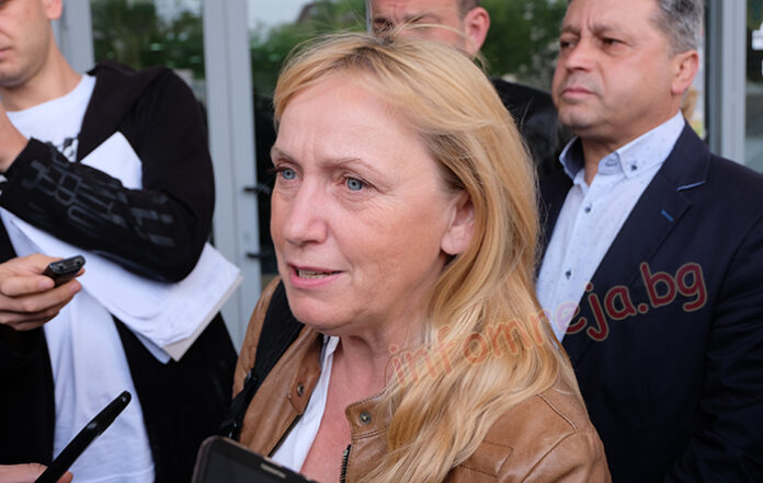 Кънев и Йончева искат изслушване в ЕП за кризата в страната