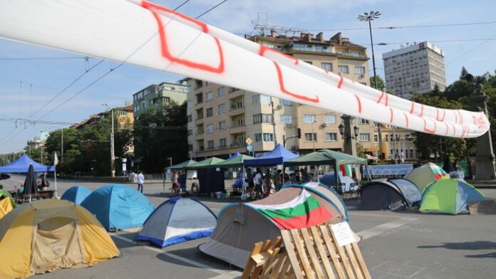 25 ДЕН: Протестиращи се събират на площад „Независимост”