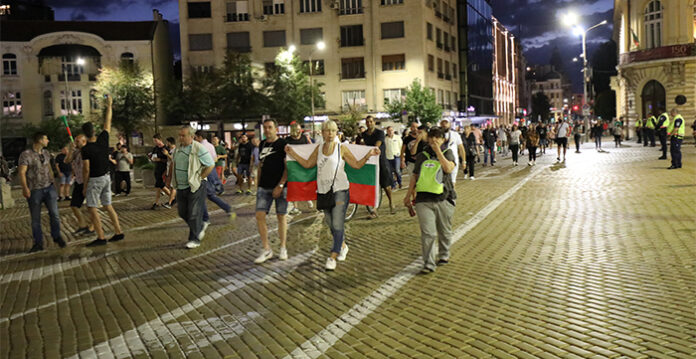 СЛЕД ПРОТЕСТА СНОЩИ: кинопрожекция, волейбол и каране на ролери на „Орлов мост”