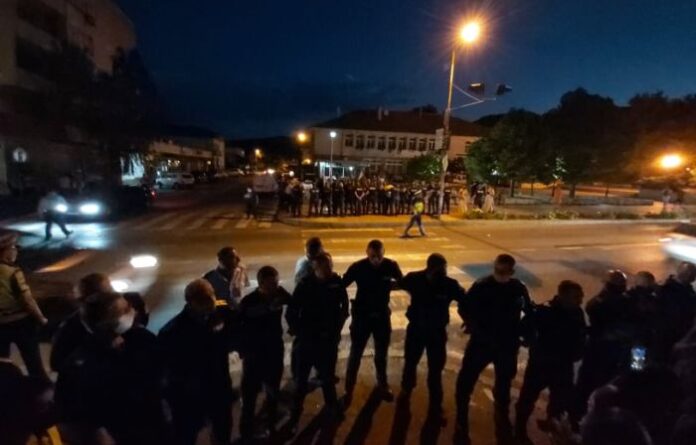 Жандармерия изблъска протестиращите при жива верига в Кресна