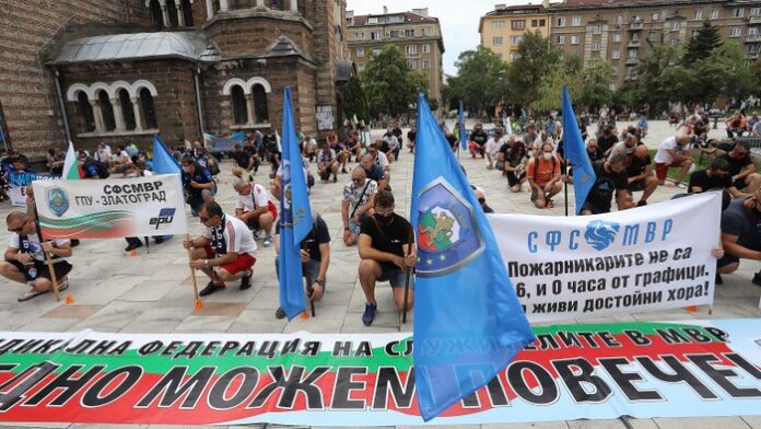 Командироват полицаи от страната за охрана на протестите в София