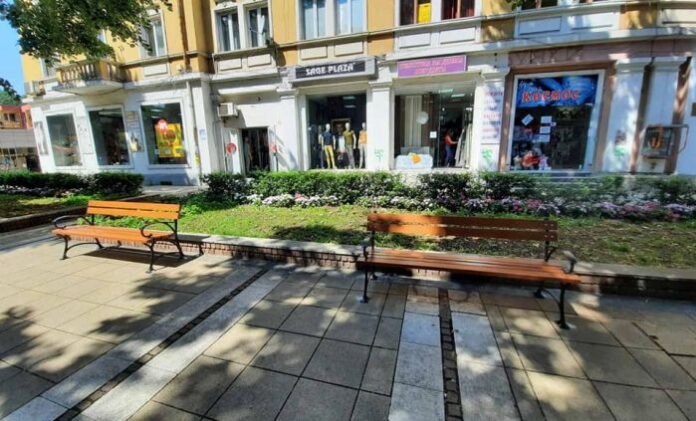 Монтираха нови пейки на ул. „Търговска“ в Перник