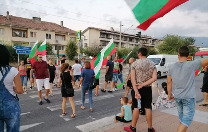 Протестиращи блокираха Е-79 при Кресна