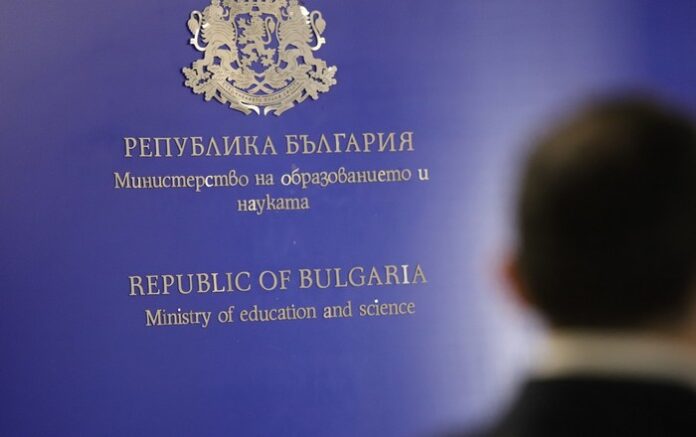 Училищата предлагат възможности за обучение в кризисна ситуация