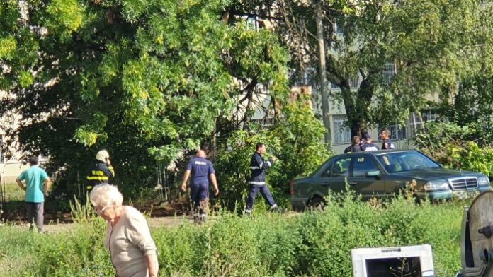 Дърво по чудо не смаза две коли в Кюстендил