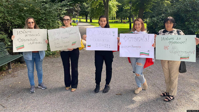 "Не искаме да се срамуваме". Какво казват на света протестиращите в чужбина българи