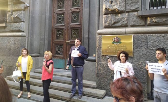Манолова: Борисов иска да удължи изборния ден с 24 часа, за да е сигурен, че ще открадне вота