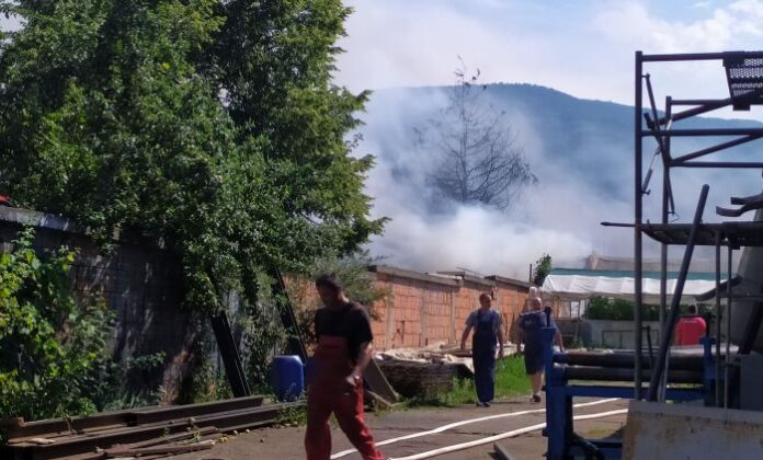 Големият пожар в Кюстендил унищожи покрив, обзавеждане в къща и кола