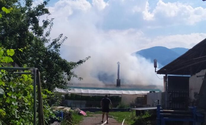 Огромен пожар бушува в Кюстендил, горят складове
