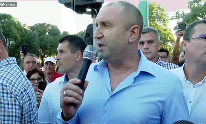 Президентът: Дневният ред е оставка, а не нова конституция!