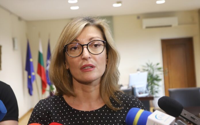 Екатерина Захариева: Конституцията е писана от екип на ГЕРБ и правосъдния министър