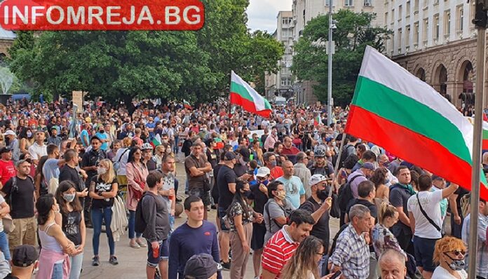 Блокадата на "Орлов мост" и пред президентството продължава