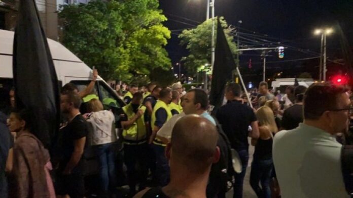 Напрежение на протеста: Полицията не допусна бус на „Системата ни убива” да премине