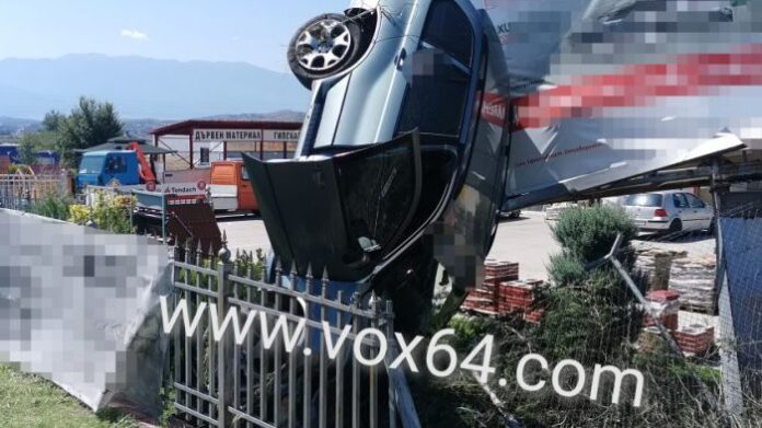 BMW застана на челна стойка край Сандански