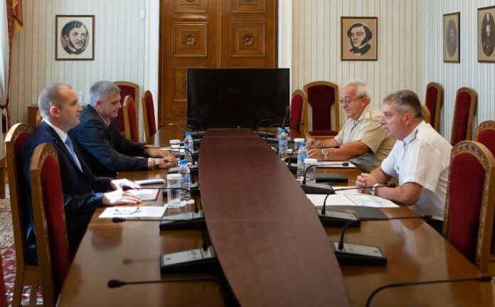 Радев проведе среща с началника на отбраната адм. Емил Ефтимов