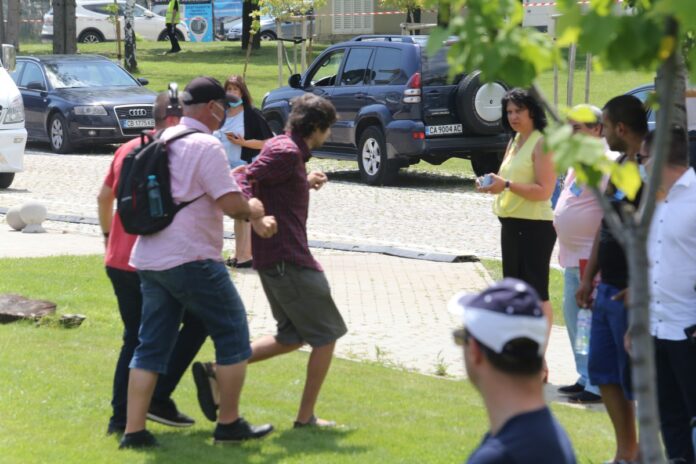 Нападнат е журналист! ГЕРБ: Платени провокатори пробиха охраната