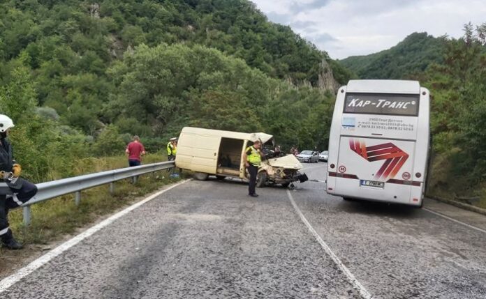Автобус и микробус се удариха челно на пътя за Гоце Делчев