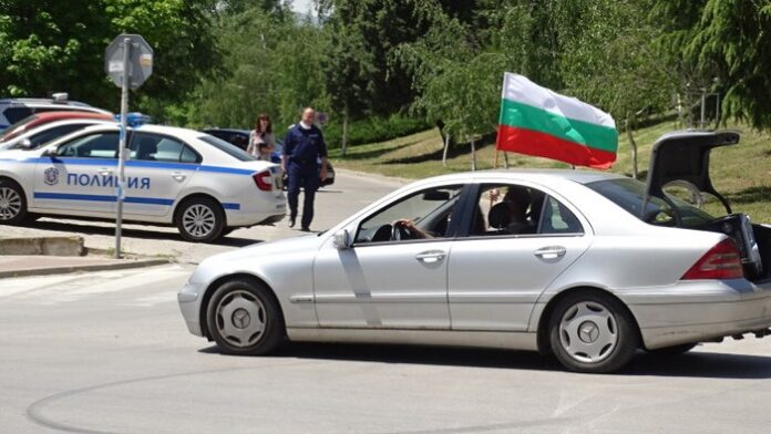 Протестно автошествие се отправи към "Калотина"